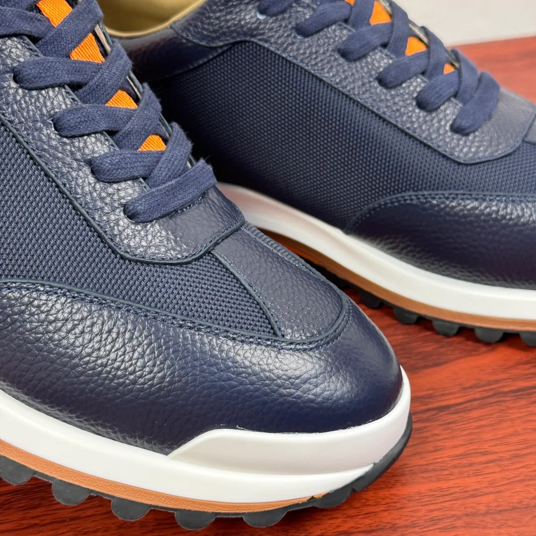 Batch 740 HERMES/Hermès men’s new sports shoes, rhythmic casual shoes: crafted with luxurious materials, luxurious walking experience! The upper is made of top-grade calfskin, with a fine texture like silk caressing the fingertips. The flexible texture is suitable for a variety of scenes; some shoes are integrated with breathable mesh, and the light breathing makes your steps refreshing at all times. The sole is made of high-elastic rubber composite material, and the carefully carved patterns give strong grip, making every step as stable as stepping on the clouds. At the same time, the cushioning and shock-absorbing technology is hidden in it, quietly eliminating the impact of the road. From urban commuting to outdoor walking, Hermès uses luxurious materials and craftsmanship to make every step a double luxury of texture and comfort, showing the brand's ultimate pursuit of details and quality in every inch. Size: 39-40-41-42-43-44 leather shoe size (38.45.46 can be customized) Item number: H25286 leather mesh blue